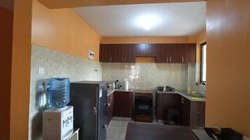 Lemari es, microwave, oven, dan pemanggang roti