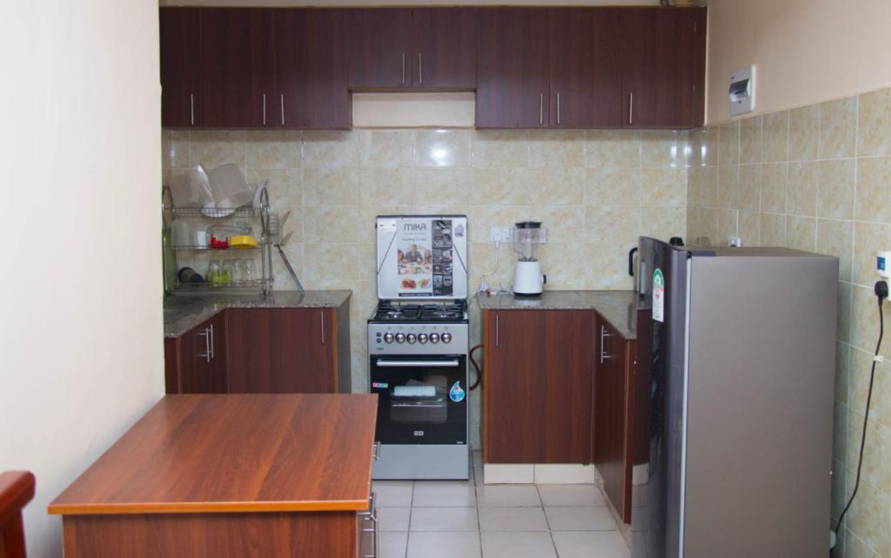 Lemari es, microwave, oven, dan pemanggang roti