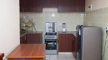 Lemari es, microwave, oven, dan pemanggang roti