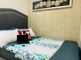 1 bedroom, memory foam beds, free WiFi, bed sheets