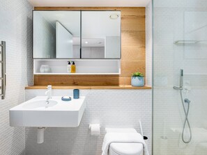 Combined shower/bathtub, towels, soap, shampoo