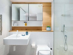 Combined shower/bathtub, towels, soap, shampoo - Studio 304 Bondi Beach with Ocean Views (Bondi Beach)