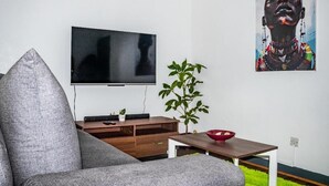 14-inch Smart TV with digital channels, TV - Stay.Plus Gilgil Private House (Gilgil)