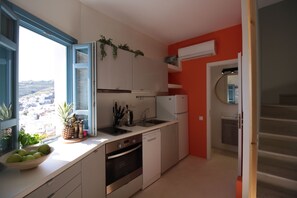 Una cocina funcional con vistas a la ciudad, lavavajillas y estufa.