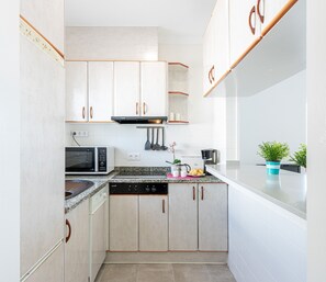 Frigorífico, microondas, lavavajillas y cafetera o tetera