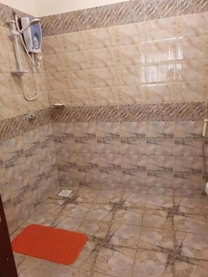 Dusj, toalettartikler (inkludert), tøfler og bidé