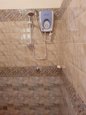 Shower, free toiletries, slippers, bidet - Stay.Plus JKIA Airport Inn (Nairobi)