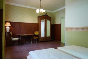Laptop workspace, blackout drapes, iron/ironing board, cribs/infant beds - Hotel Löwenherz (Oppenau)