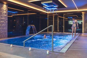 Innenpool, geöffnet von 10:00 Uhr bis 19:00 Uhr, Liegestühle