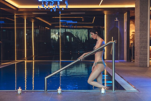 Innenpool, geöffnet von 10:00 Uhr bis 19:00 Uhr, Liegestühle