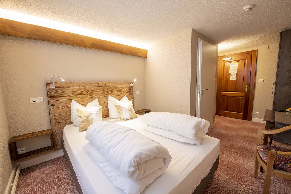 Travel cot, bed sheets