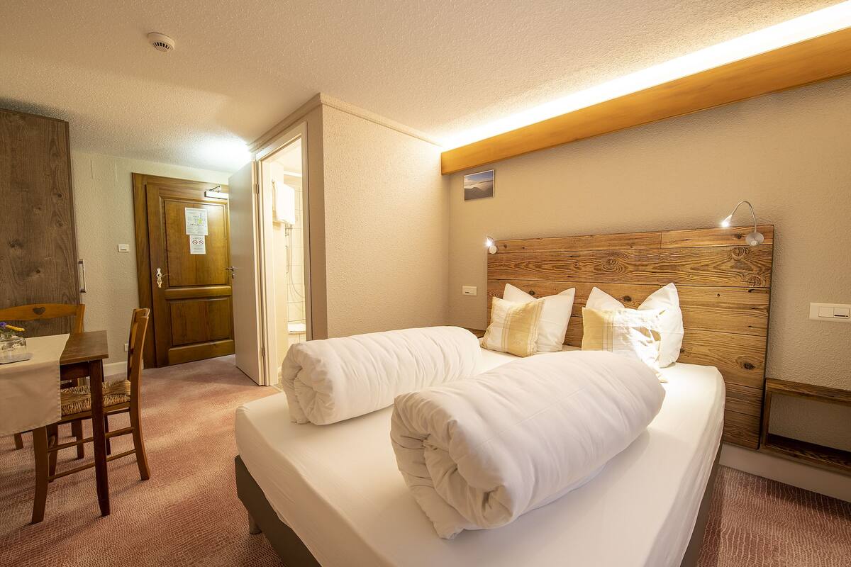 Travel cot, bed sheets