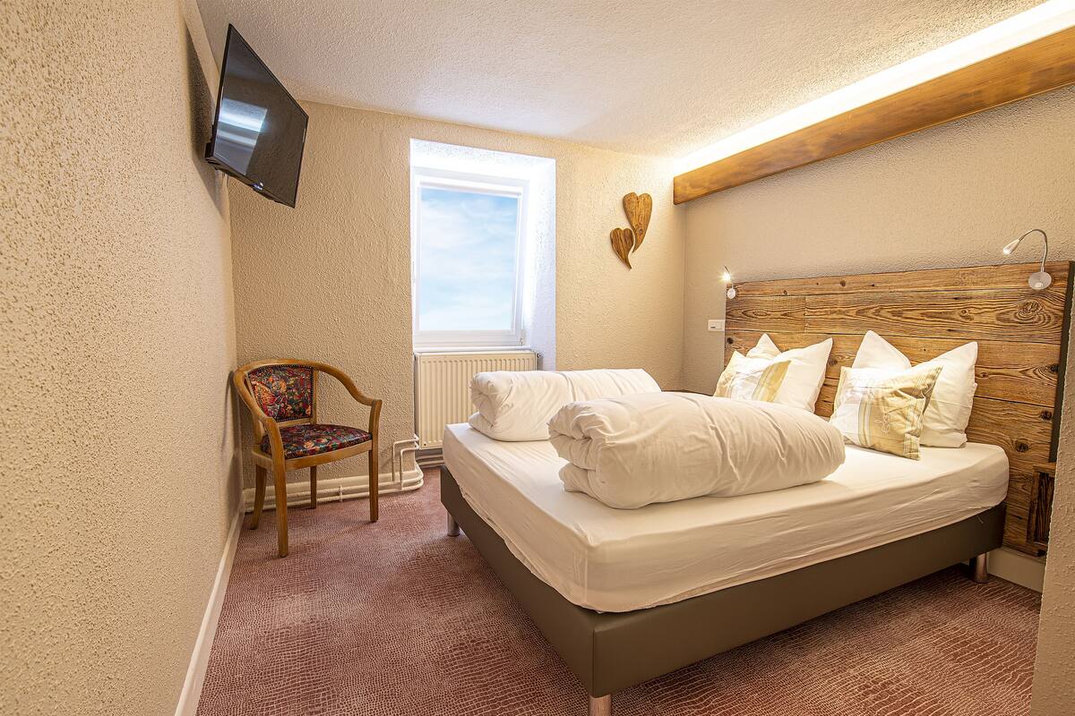 Travel cot, bed sheets