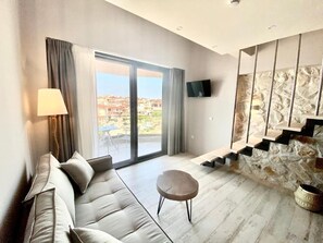 Een 32-inch smart-tv met satellietzenders en televisie