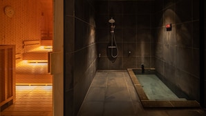 Une salle de bain moderne avec un intérieur en bois, une douche et une baignoire.