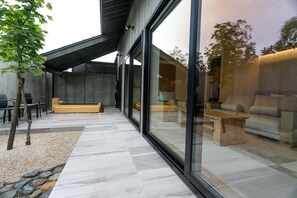 源泉かけ流し露天風呂付き 51sqm - デラックスツイン 禁煙 | バスルーム | バスアメニティ (無料)、ヘアドライヤー、バスローブ、ビデ