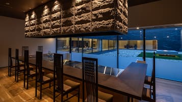 供應早餐及晚餐;日本菜