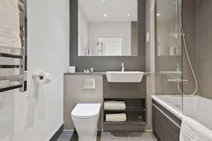 Bathroom - Pier Apartment 5 - Luxury Stay With Amazing View (Gillingham)
