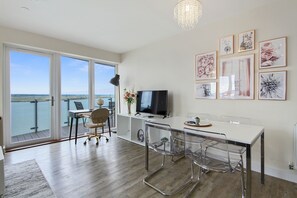 Dining - Pier Apartment 5 - Luxury Stay With Amazing View (Gillingham)