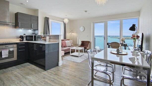 Private kitchen - Pier Apartment 5 - Luxury Stay With Amazing View (Gillingham)
