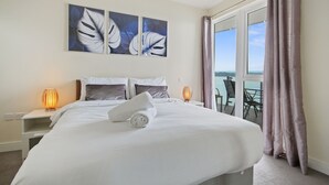 2 bedrooms, iron/ironing board, WiFi (free), bed sheets - Pier Apartment 5 - Luxury Stay With Amazing View (Gillingham)