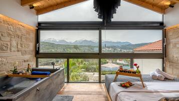 3 bedrooms, in-room safe, desk, iron/ironing board