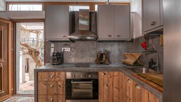 Fridge, oven, stovetop, coffee/tea maker