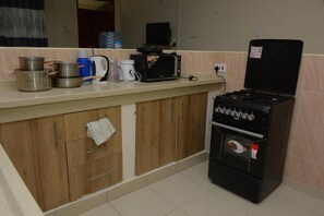 Geladeira, micro-ondas, talheres/pratos/utensílios de cozinha