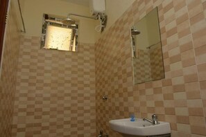 Shower, free toiletries, slippers, bidet