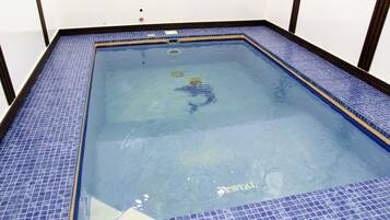 Design-Chalet | Badezimmer | Regendusche, kostenlose Toilettenartikel, Haartrockner
