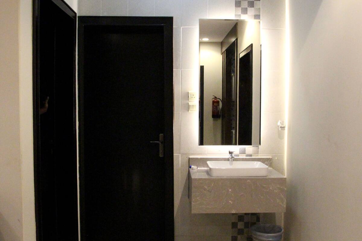 Regendusche, kostenlose Toilettenartikel, Haartrockner