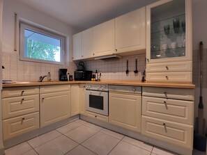 Køleskab, mikrobølgeovn, ovn, kogeplade