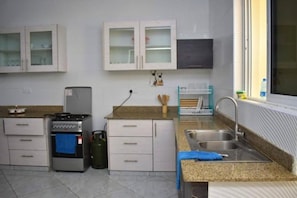Refrigerador, microondas, parrilla de estufa y tostadora 