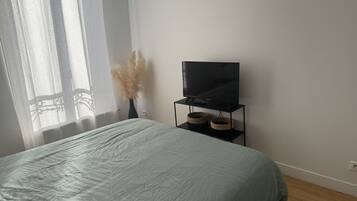 2 chambres, bureau, fer et planche à repasser, lit parapluie