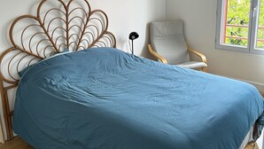 A bedroom with a bed, a chair, a lamp, and a window. - Pleasant townhouse between Paris and Disneyland park (Vaires-sur-Marne)
