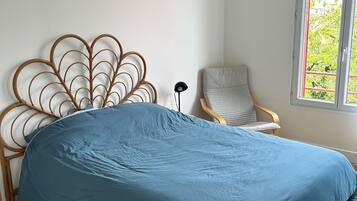 2 chambres, bureau, fer et planche à repasser, lit parapluie