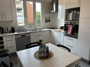Fridge, microwave, oven, stovetop - Pleasant townhouse between Paris and Disneyland park (Vaires-sur-Marne)
