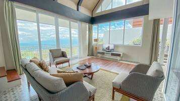 Executive suite | Woonruimte | Een 42-inch lcd-televisie met kabelzenders en een televisie