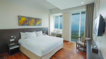Deluxe Double Room, 1 King Bed, Balcony | In-room safe, desk, laptop workspace, blackout drapes