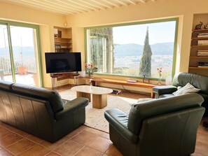 Living area - 3-bedroom gîte with swimming pool and view of the Orb valley (Cessenon-sur-Orb)