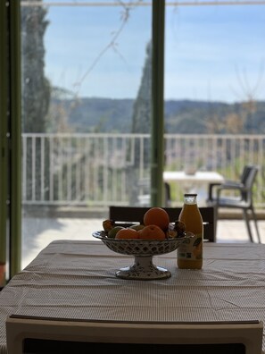 Outdoor dining - 3-bedroom gîte with swimming pool and view of the Orb valley (Cessenon-sur-Orb)