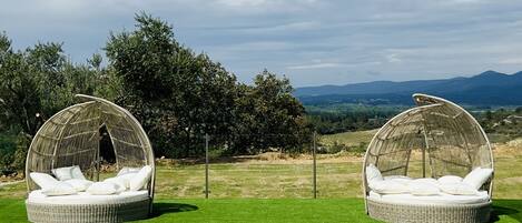 Una piscina al aire libre, una piscina climatizada