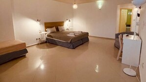 Ein Schlafzimmer mit einem Bett, Nachttischen, einem Schreibtisch und einem Stuhl.