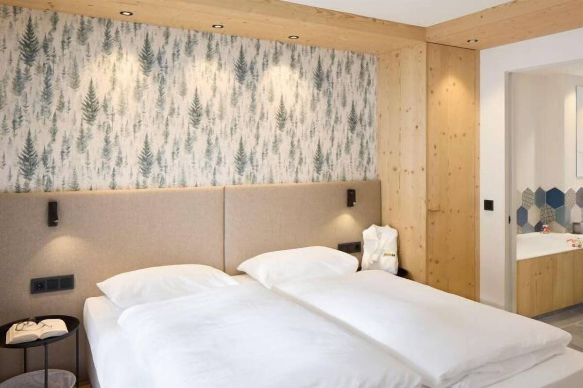 Hypo-allergenic bedding, in-room safe, free WiFi, bed sheets