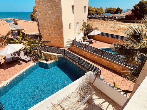 Quest Star Villa - 20meters to beach. Sleeps 8.