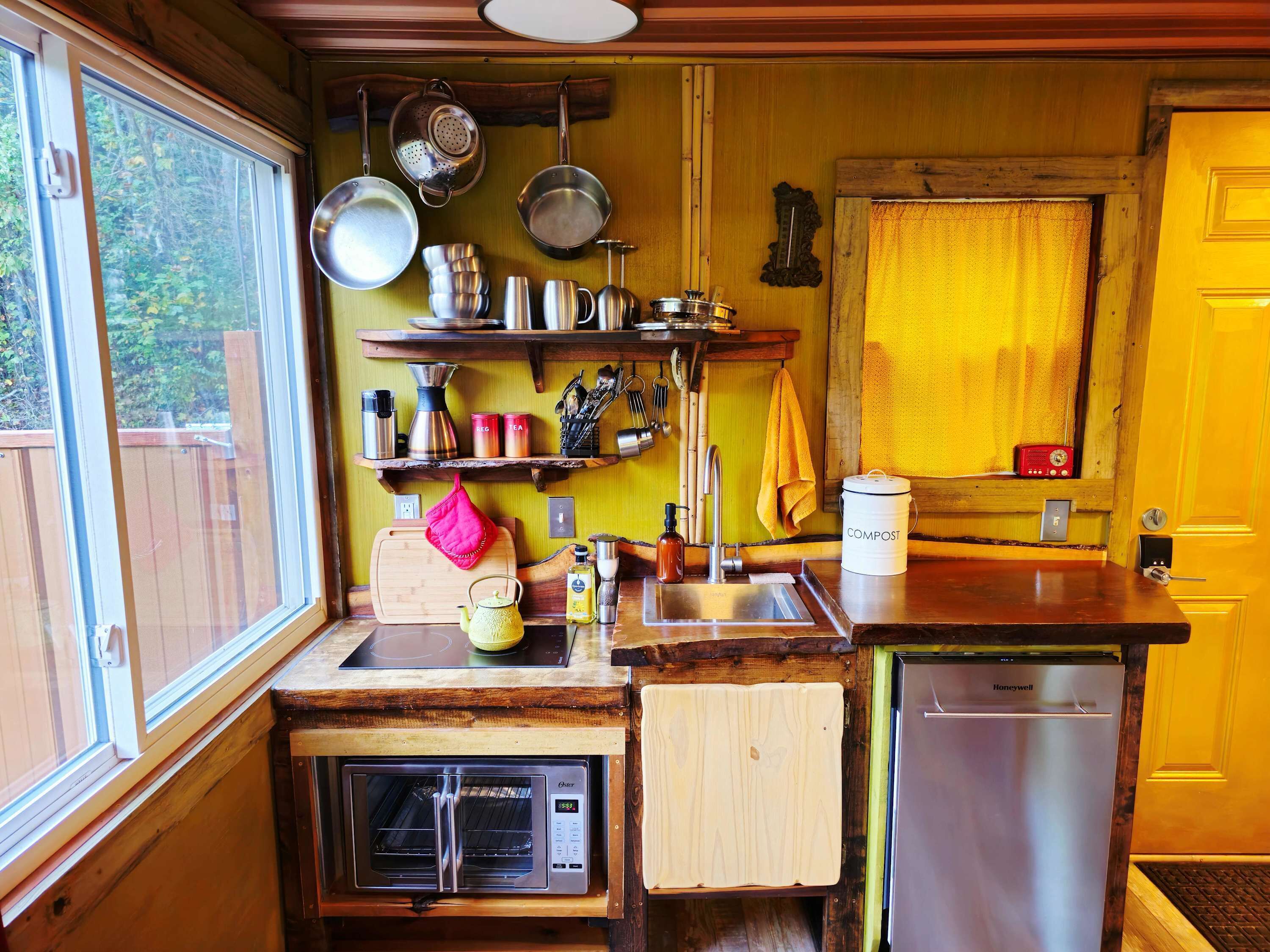 Fridge, oven, stovetop, dishwasher