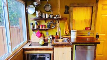 Fridge, oven, stovetop, dishwasher