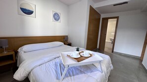 3 slaapkamers, een strijkplank/strijkijzer, gratis wifi, beddengoed