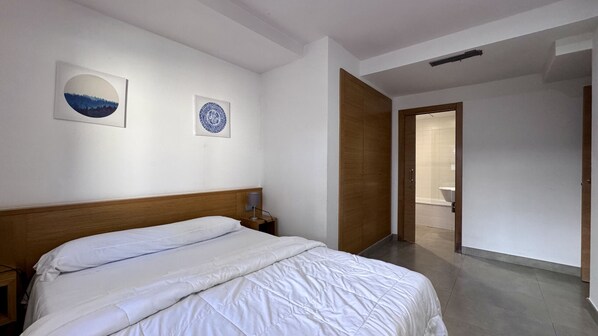 3 slaapkamers, een strijkplank/strijkijzer, gratis wifi, beddengoed