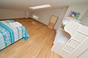 Un dormitorio con cama, cómoda y armario.